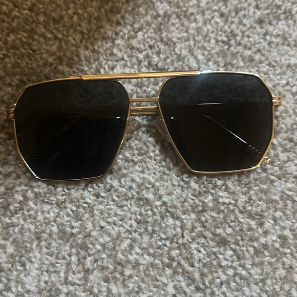 Selling 4 pair of sunglasses - Picture 2 of 8